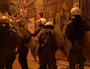 Εξάρχεια: Σοβαρός τραυματισμός γυναίκας από φωτοβολίδα